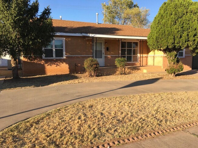 Building Photo - Cozy 3 Bed Home! Highland School District!