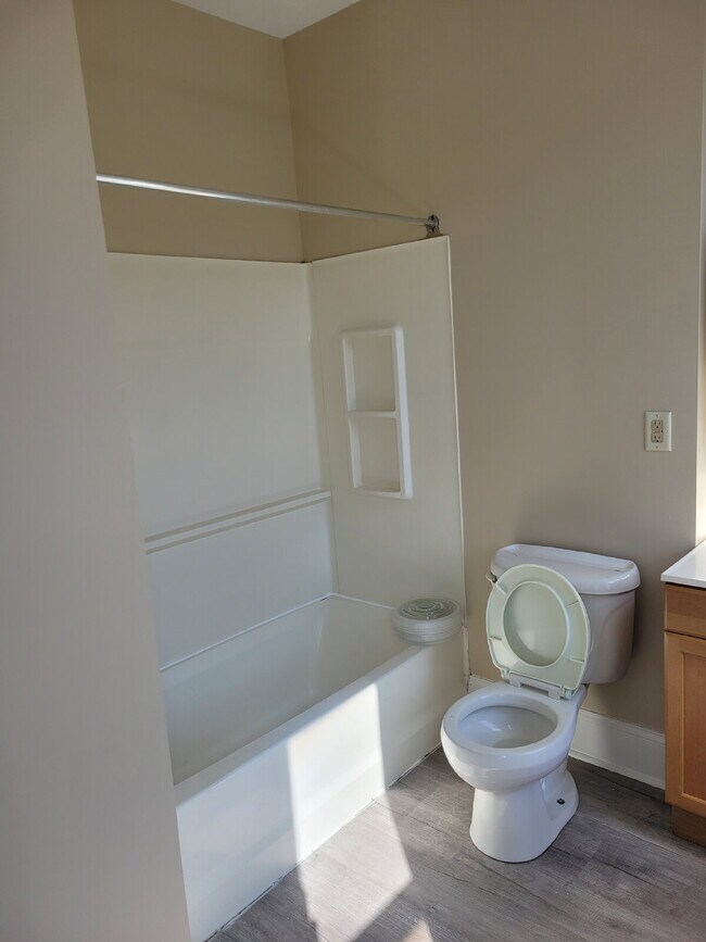 Building Photo - Bright Two Bedroom Apartment on Penn Ave., Wilkinsburg