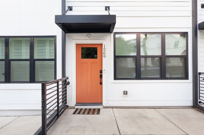 Building Photo - Beautiful 2bd/2.5ba Contemporary Townhome ...