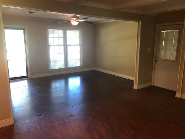Building Photo - 2062 Elvis Presley Dr