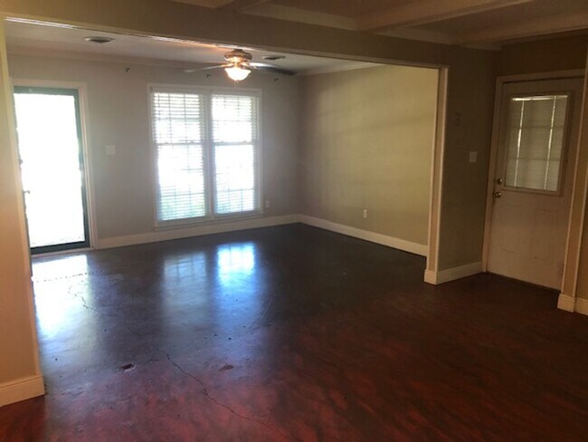 Building Photo - 2062 Elvis Presley Drive