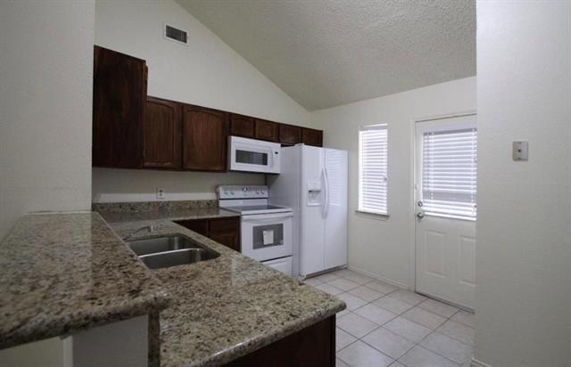 Building Photo - 302 Bluegrass Ln