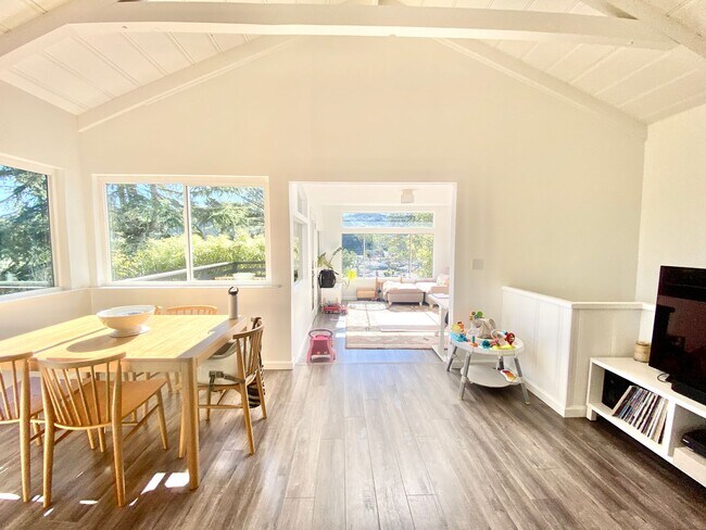 Building Photo - Gorgeous 3bd/1bth Home with Views
