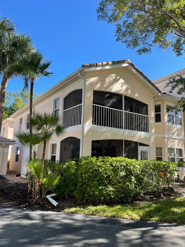 Frente del condominio - 1096 Woodshire Ln