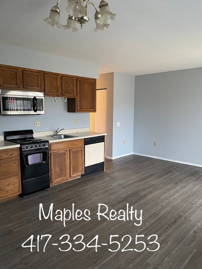 Building Photo - UNFURNISHED 1 bed/1 bath WALK-IN Condo