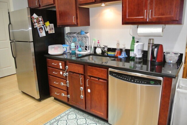 Foto del edificio - GREAT 2Br/2Bth in modern building. Central Air. Laundry in unit!