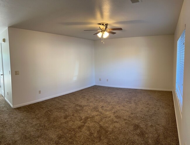 Building Photo - Beautiful 3 bedroom, 2.5 bathroom townhome...