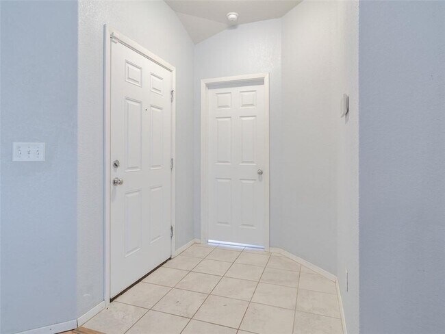 Building Photo - 904 SW Green World St