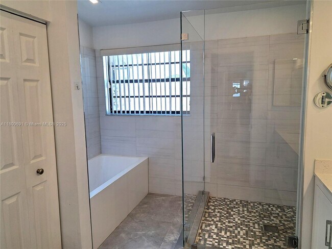 Foto del edificio - 3500 Magellan Cir