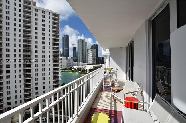 Foto del edificio - 801 Brickell Key Blvd