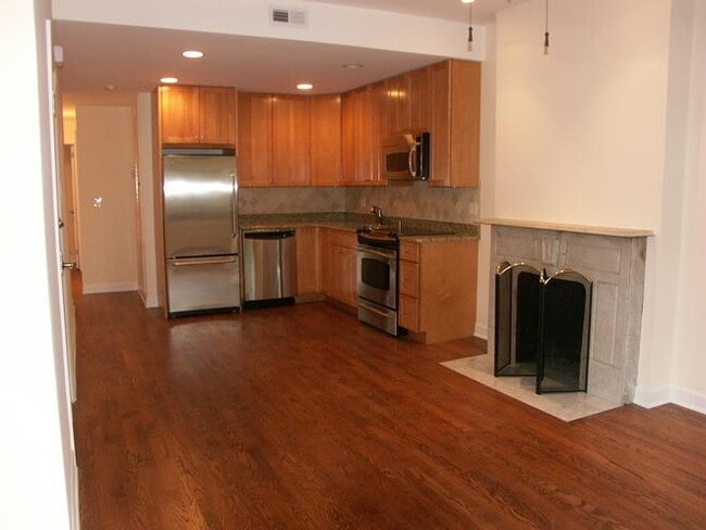 Building Photo - 1005 N La Salle Dr
