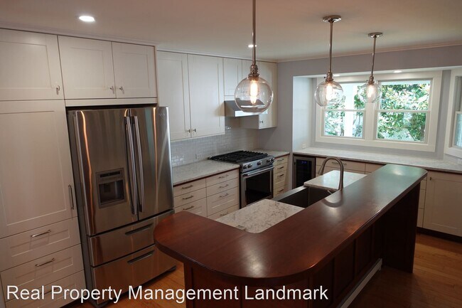 Foto del edificio - 3 br, 3 bath House - 6 1st Street