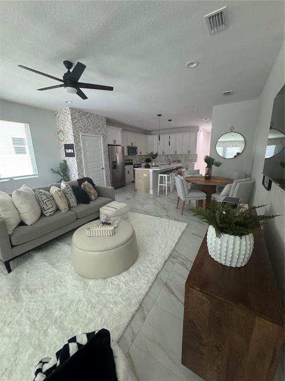 Foto del edificio - 2138 W Beach St