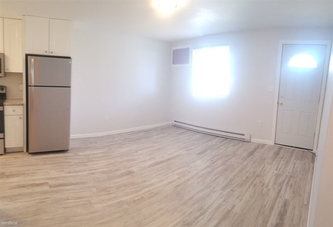 Building Photo - 125 Cosey Beach Ave