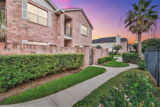 Building Photo - 2865 Westhollow Dr