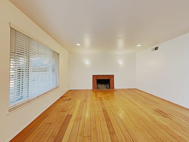 Building Photo - 6324 Oakcreek Way