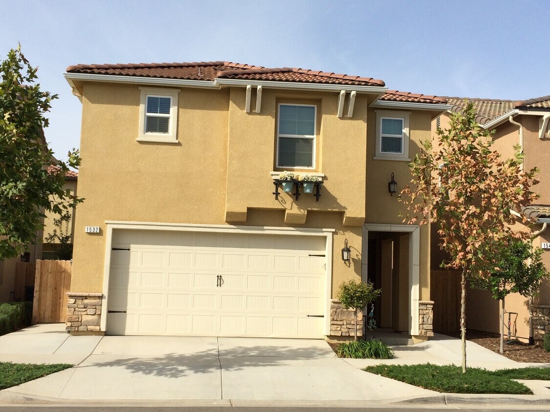 Foto principal - $2,300 Shepherd & Hwy 168, 3 Bedroom - N. ...