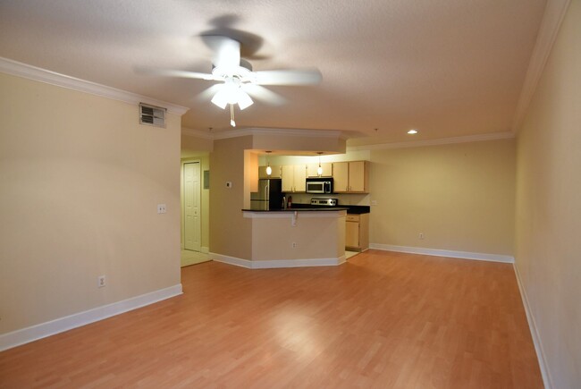 Building Photo - 1br 1ba THIRD FLOOR unit in The Crest at W...