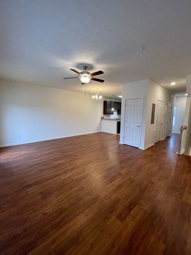 Foto del edificio - Like New Two Master Suite Apartment Townhouse