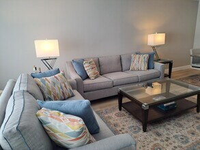 Building Photo - 1502 S Lakeside Dr