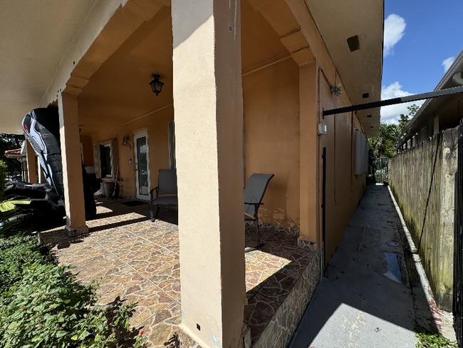 Photo - 117 E 18th St House