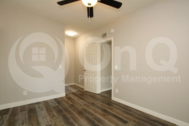 Photo - 2807 E Paradise Ln House