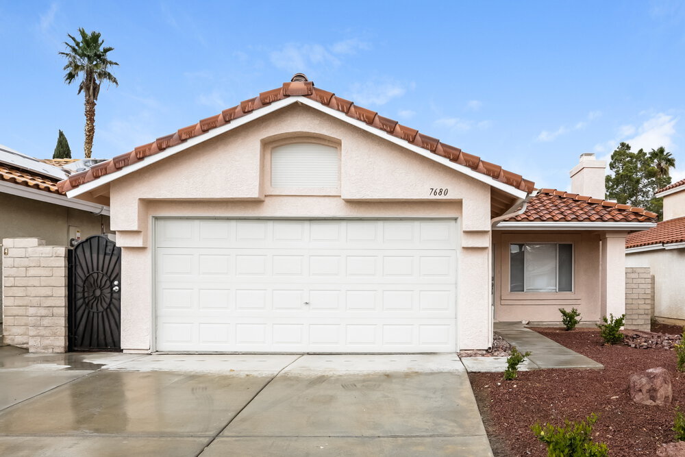 Foto principal - 7680 Beverly Hills Dr