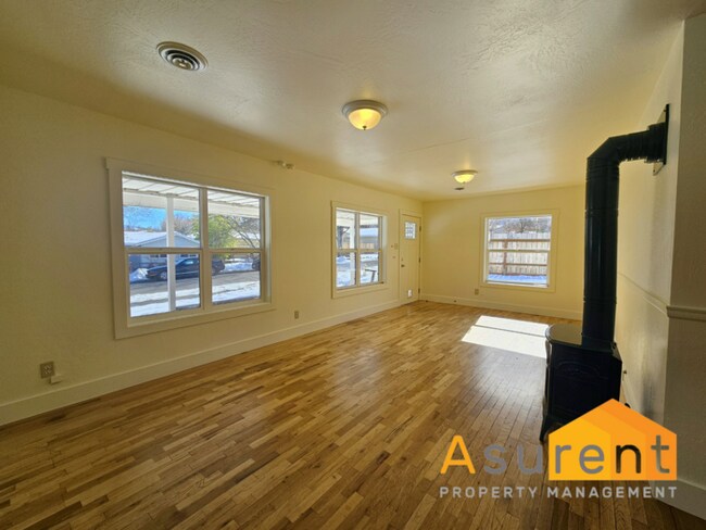 Foto del edificio - Charming 2-bedroom 1-bathroom home with a bonus room