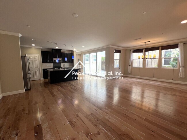 Foto del edificio - A Beautiful Folsom 4bd/3ba House with 2 Ca...