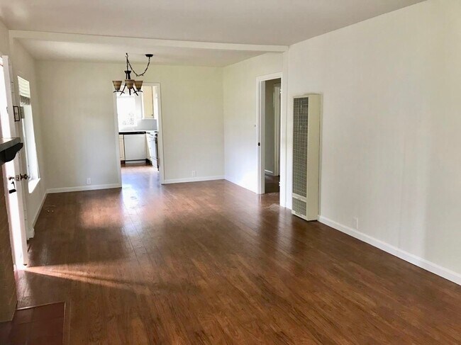 Building Photo - Spacious 3 Bed 1.5 Bath House Close to Val...