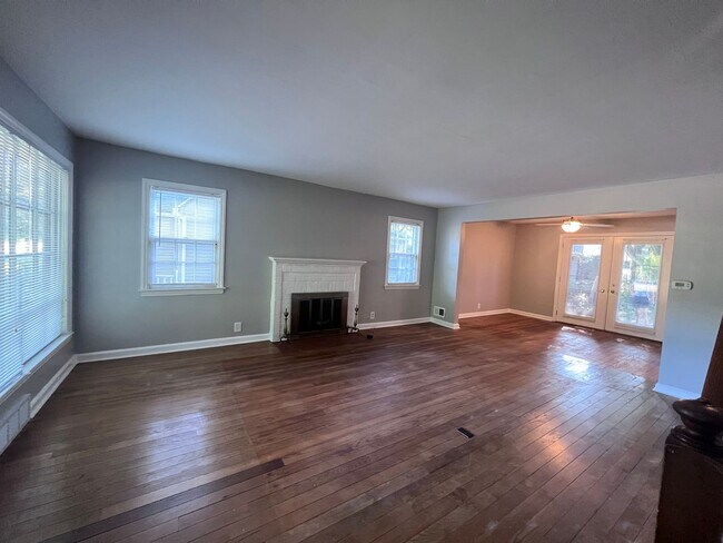 Foto del edificio - Recently Updated 2 Bedroom Home with Fence...