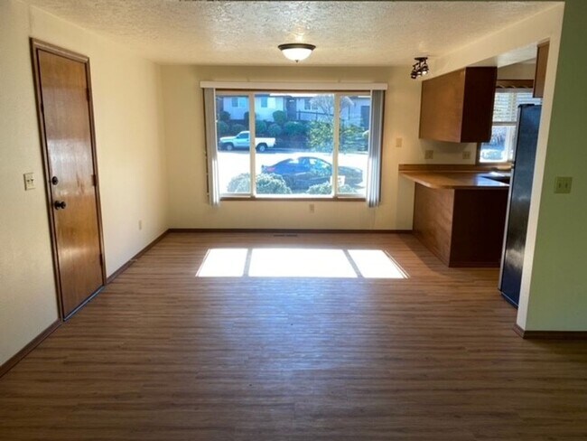 Building Photo - Cul-de-Sac Comfort Meets South Salem Charm