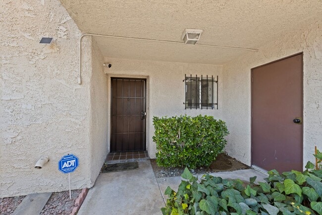 Building Photo - Beautifully Updated 2 Bedroom, 2 Bathroom Home Near the Heart of Las Vegas