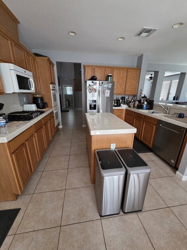 Building Photo - "Spacious 5-Bed home with 4 Baths Home for Rent!