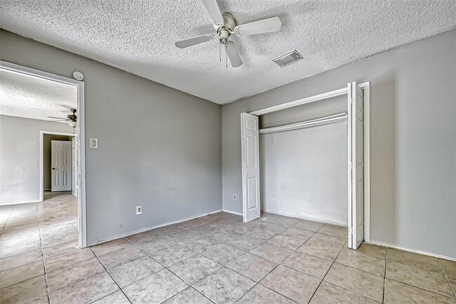 Building Photo - 6310 Southwood N Ct