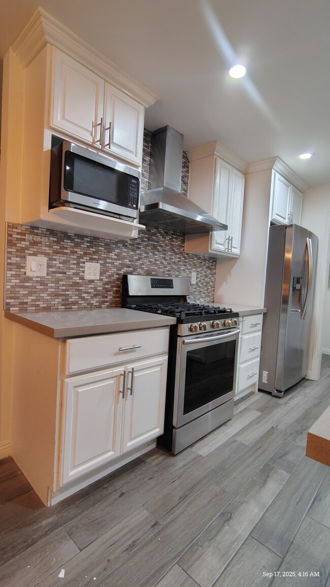 Building Photo - 10613 Hamden Ave