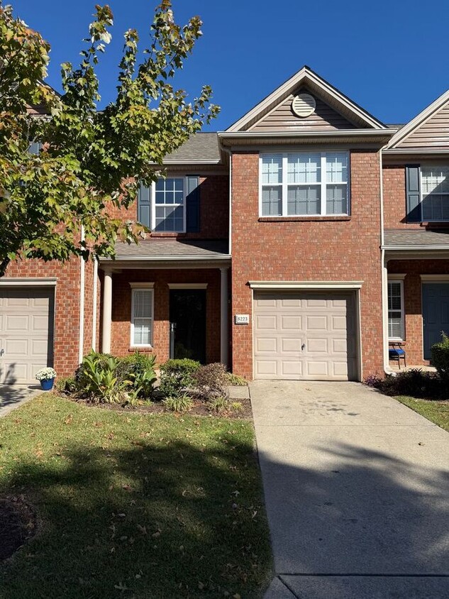 Foto principal - Brentwood - SPACIOUS 3 Bedroom Townhome in...