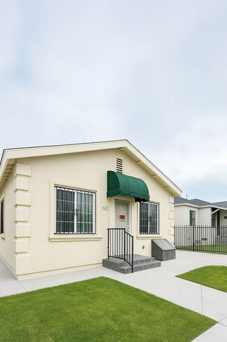 Building Photo - 1323 W 58th St