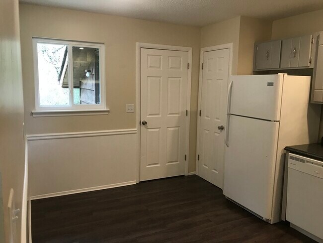Foto del edificio - 4789 Forest Wood Ln