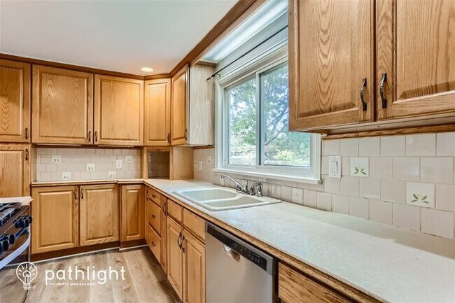 Foto del edificio - 1002 Geneva St, Aurora, CO, 80010