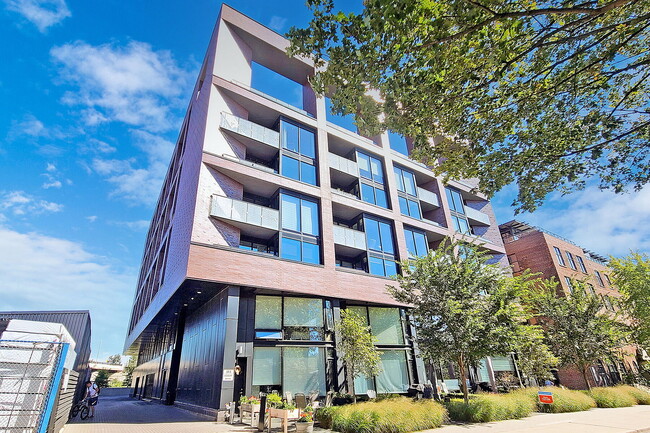 Building Photo - 383 Sorauren Ave