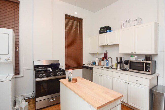 Foto del edificio - 2137 N Sheffield Ave