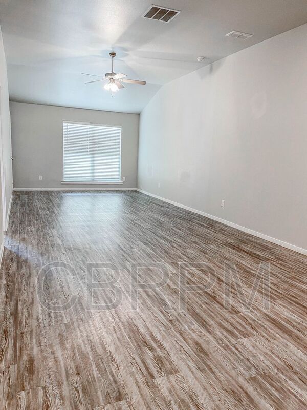 Building Photo - 2115 N Texas Ave