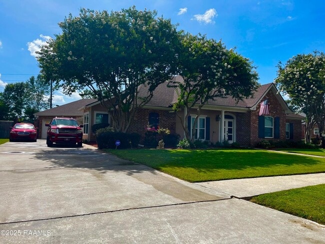 Building Photo - 102 Midland Dr