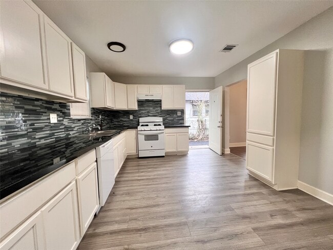 Building Photo - 2412 Stuart St