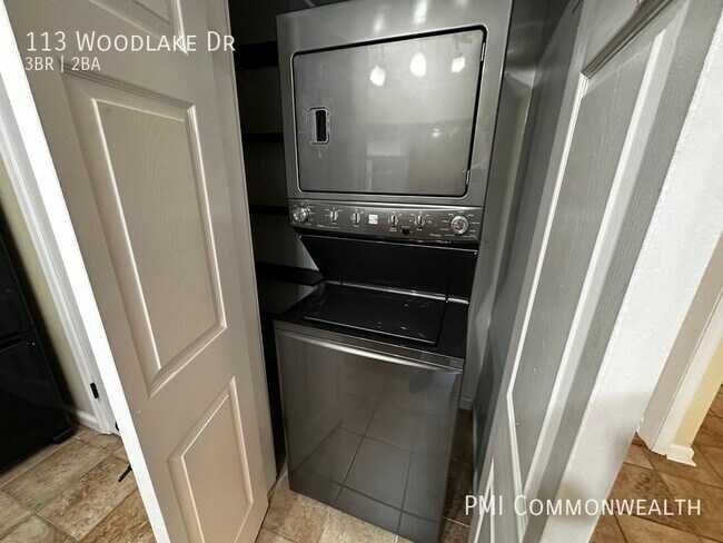 Building Photo - 3 Bed / 2 Bath Townhouse (Available Now)