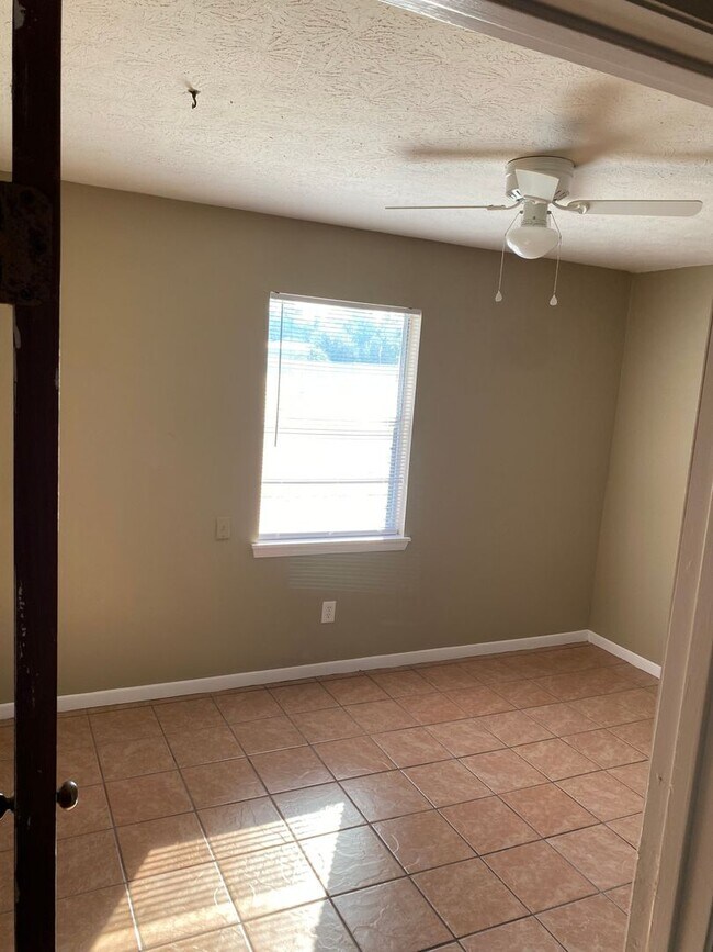 Building Photo - Pleasant Manor - 1930 W 24Th St