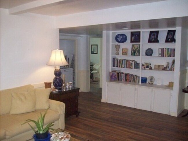 Foto del edificio - 5 Bedroom 2 Bath Home
