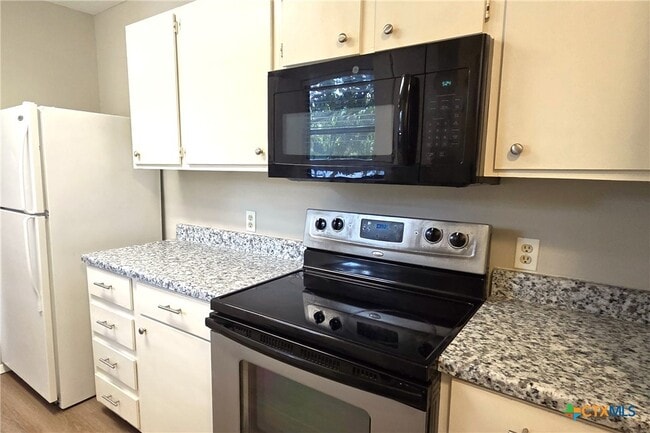 Building Photo - 317 Armstrong St