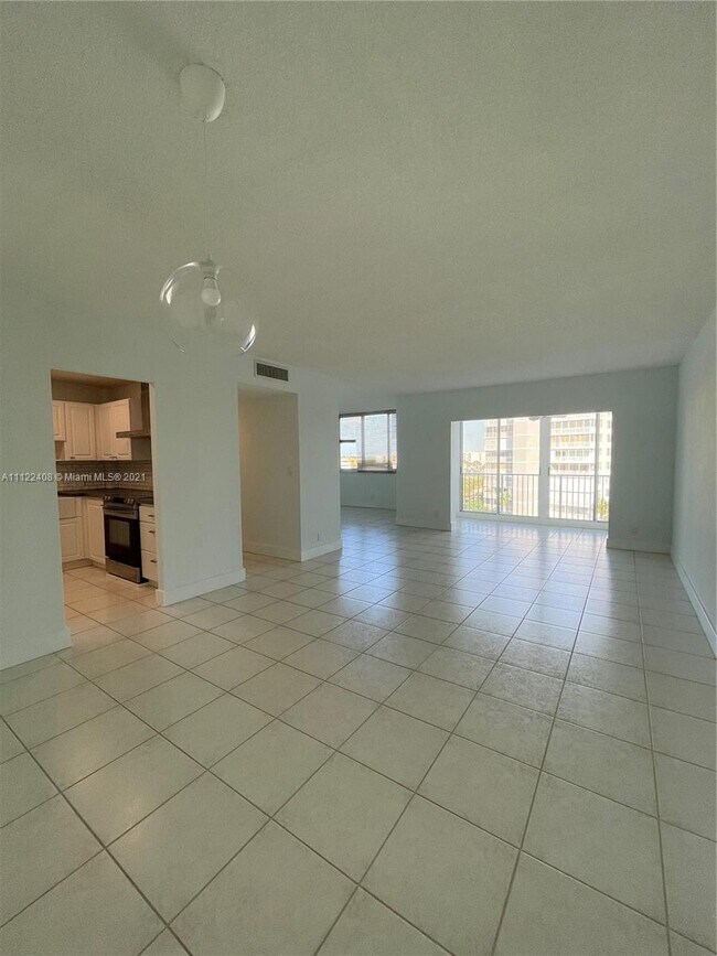 Building Photo - 4200 Hillcrest Dr